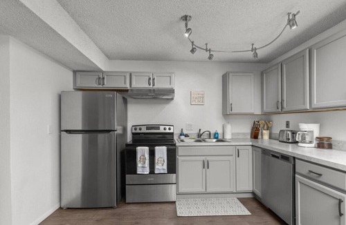 Hillcrest House | The Bunker | Garden-Level Retreat Pet Friendly Fenced Yard Fireplace Near Downtown & BSU