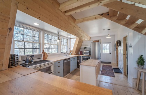 Spring City House | The Cabin on Main St., A Quiet Getaway with whole family, History. Pet friendly.