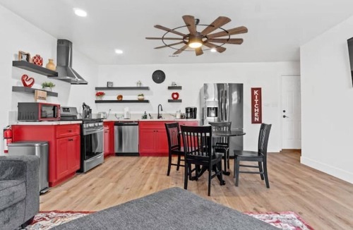 Visalia House | The Cambridge Loft - Gateway to Sequoia Ntl Park