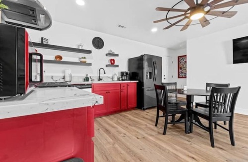 Visalia House | The Cambridge Loft - Gateway to Sequoia Ntl Park
