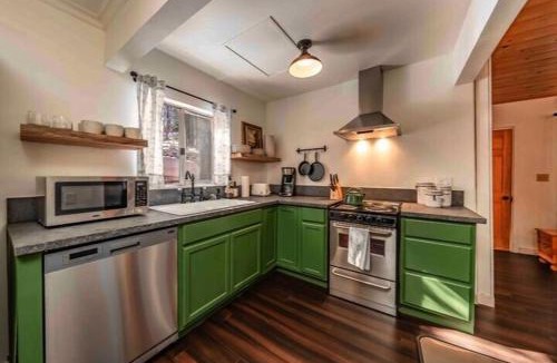 West Village House | The Cedar House Prime Spot Kayaks & Cool AC