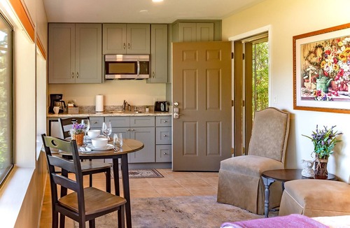 Uptown Sedona Apartment | The Chickadee Studio Villa (Unit #E2) @ Uptown View Villas