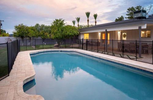 Tonka Vista House | The Claremont - Chic Luxe Putting Green & Pool