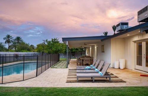 Tonka Vista House | The Claremont - Chic Luxe Putting Green & Pool