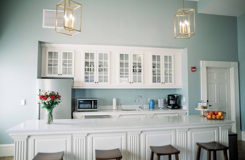 Millersburg Hotel | The Commandant's Suite: Beautiful Hotel Stay w/A View at Mustard Seed Hill