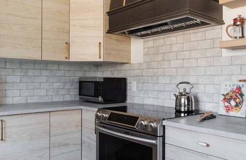 Campus Farm House | The Contemporary - A stylish modern hideaway close to UA & downtown