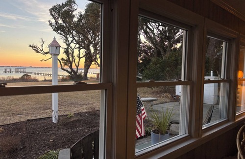 Newport House | “The Cottage" Waterfront Access to Bouge Sound!