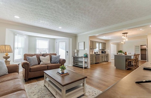Shelbyville House | The Country Pleasure Farm – Where Rustic Charm Meets Relaxation