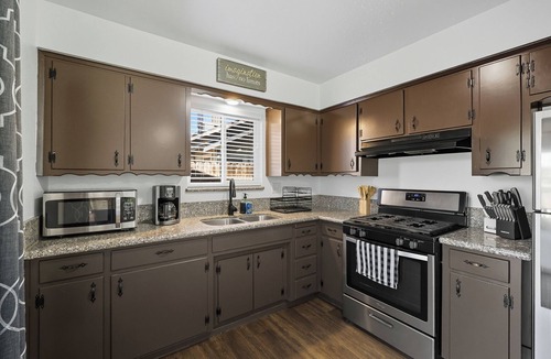 Tulare House | The Cozy Rustic Sequoia Wi-Fi & 2 Garage