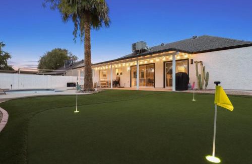 Tempe House | The Dava: Free Heated Pool & Putting Green