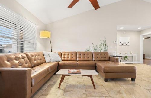 Tempe House | The Dava: Free Heated Pool & Putting Green