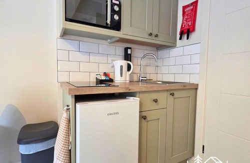 Dibden Purlieu Apartment | The Deluxe Hare - Room 2 - New Forest
