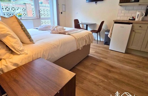 Dibden Purlieu Apartment | The Deluxe Hare - Room 2 - New Forest