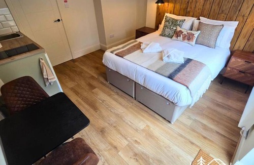 Dibden Purlieu Apartment | The Deluxe Hare - Room 2 - New Forest