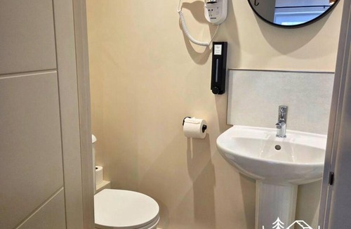 Dibden Purlieu Apartment | The Deluxe Hare - Room 2 - New Forest