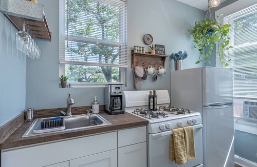 Roselawn Finance Apartment | The Den - Cozy 1BR in Central Pleasant Ridge