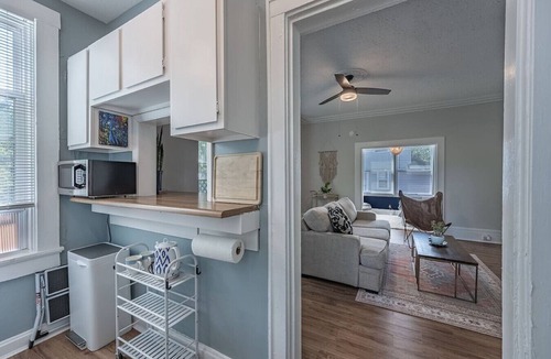 Roselawn Finance Apartment | The Den - Cozy 1BR in Central Pleasant Ridge