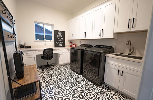 New Papago Parkway House | The Desert Rose - FREE Pool/Spa Heat, Putting Green, 10 minutes from Old Town