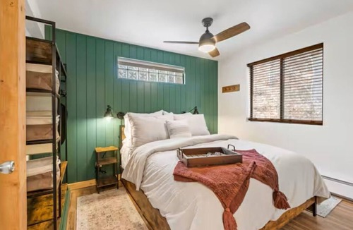 Wallace Cottage | THE EVERGREEN ESCAPEnThoughtfully appointed home overlooking Wallace.