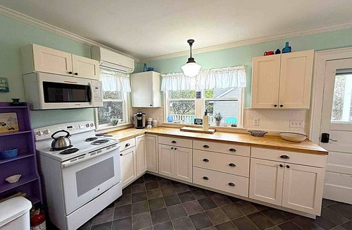 Kelleys Island House | The Farmhouse with Beach - 5 Bdrms/2Bths