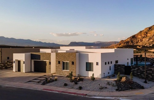 Hurricane House | The Gambit Luxury Zion Home Pool Hot Tub Sleeps 14