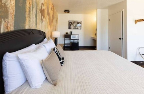 Panguitch Hotel | The Golden Spur Hotel - King Bed - Western Themed