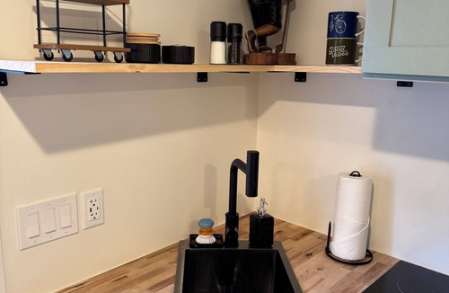 Draper Apartment | The Green Clover Hideaway-Cozy Studio Retreat with Fire Pit