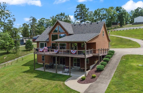 Clarkson House | The Hawk's Nest, 2 Acre 7 Bedroom 5 bath property with 15 beds.