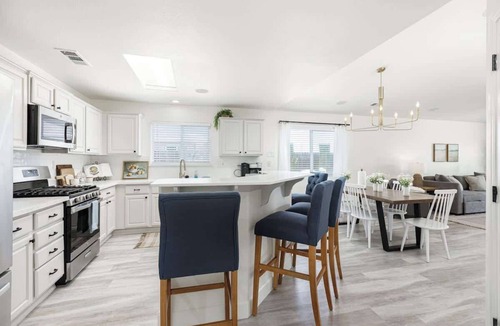 Tulare House | The Heart of California w/BBQ Grill & Hot Tub
