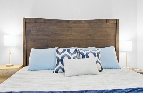 Northeast Virginia Beach Hotel | The Hideaway: 2 Bedroom 2.5 Bath, blocks to ocean.