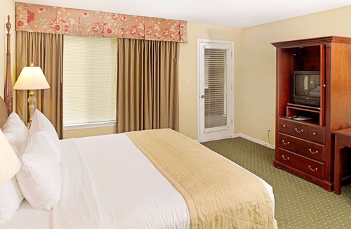 Berkeley Resort | The Historic Powhatan Williamsburg - 3 BEDROOM 2KG 2TWIN SOFABED 3 STORY SUITE