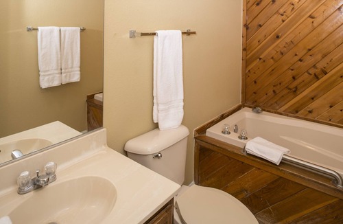 Berkeley Resort | The Historic Powhatan Williamsburg - 3 BEDROOM 2KG 2TWIN SOFABED 3 STORY SUITE