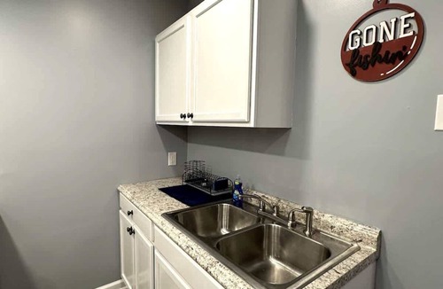 Put-in-Bay Apartment | The Husky Jerk Ground Level Apartment