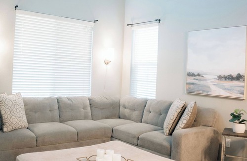 Stanislaus County House | The Ivory House - Spacious Modern Home