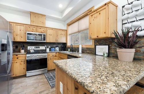 Shaver Lake Cabin | The Lazy Pines Lodge w/Pool Table & BBQ Grill