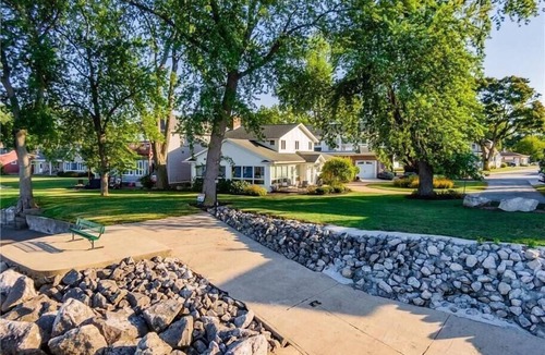 Huron House | The Locke Nest 6 bedroom cozy lakefront home