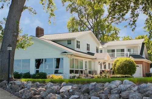Huron House | The Locke Nest 6 bedroom cozy lakefront home