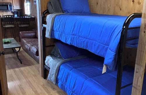 Venice Boat Rental | The Minnow offers a comfortable and convenient getaway for up to 5 people.