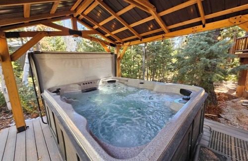 Meadow View Heights Cabin | The Moccasin Lodge w/Hot Tub & Fire Pit Escape