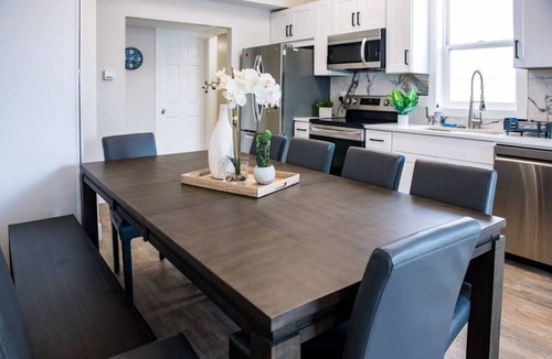 Midvale House | The Olive Den - Spacious New Remodel - Big Groups.