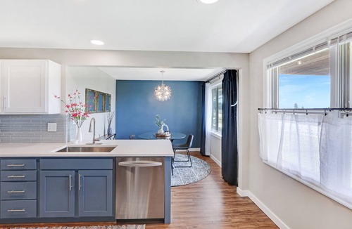Northtown House | The Overlook Nook l Great View l King Bed l Fenced Yard