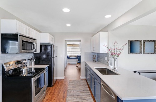 Northtown House | The Overlook Nook l Great View l King Bed l Fenced Yard