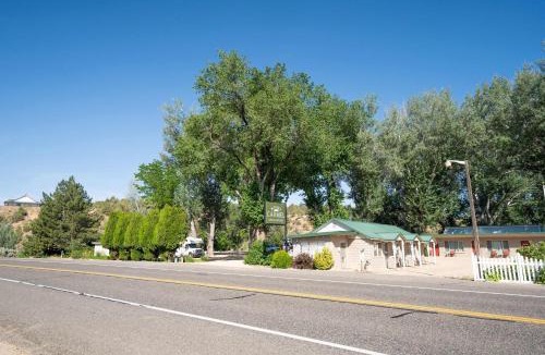 Zion National Park East Entrance House | The Park Cabin at Mount Carmel Motel and RV Park