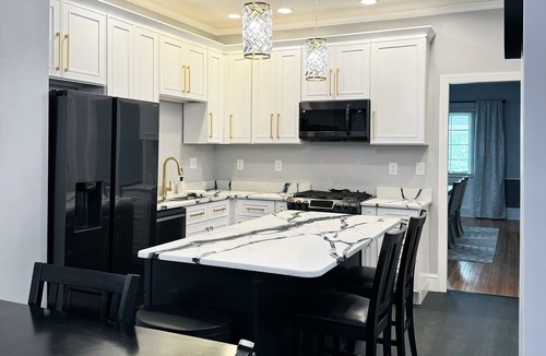 Huntington House | The Park House A 5 Bedroom Retreat w/Game Room & Fire Pit