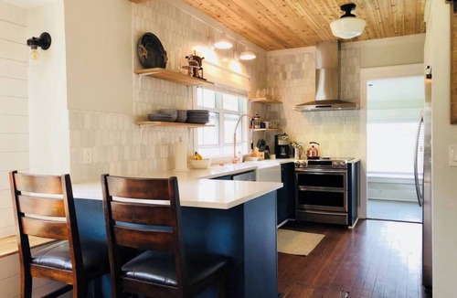 South Perry District House | The Perry Canary: Newly Renovated, Charming, Walk to Coffee and Restaurants