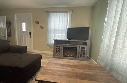 Mc Gill House | The Purple Door -FRESHLY UPGRADED AIR CONDITIONING NOW AVAILABLE-