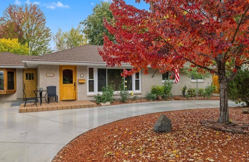 Central Rim House | The REAL BOISE RETREAT! AMAZING LOCATION & STELLAR Backyard. Bring your DOG! 2 mins to Downtown!