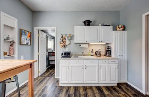 Sunset House | The Red Bench Cottage | Historic Charm Fenced Yard Walk to Hyde Park Central Boise