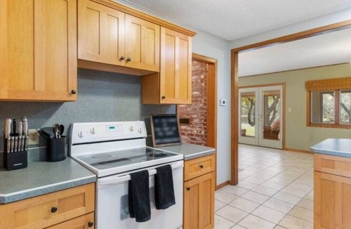 Cedar Falls House | The Rest on the River - projector - fire pit - sunroom - contractors welcome