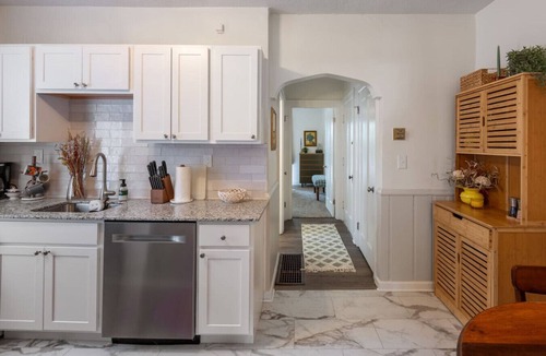Roselawn Finance Apartment | The Retreat - Warm and Convenient Guest Suite